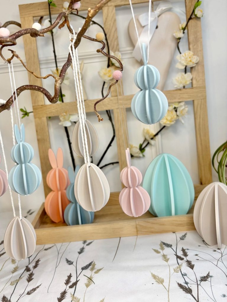 Deko-Ausleihbox Hochzeit Dekorationselemente für eine Hochzeitsfeier, einschließlich Vasen und Herzformen.